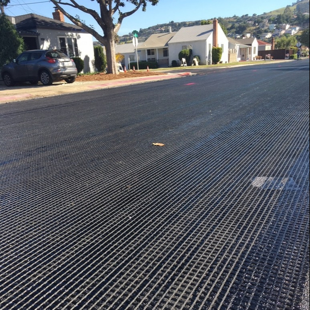 50kn/M-200kn/M Glass Fiber Geogrid Modified Bitumen Coated For Paving Reinforcement